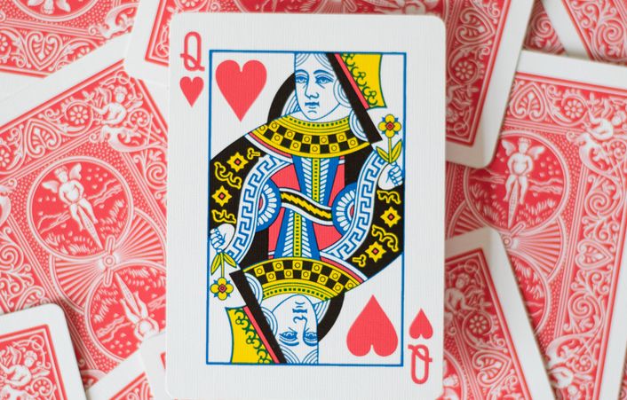 Casino-Turnier mit Spielern an Spielautomaten