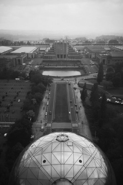 Fotomural Toma aérea en blanco y negro del Atomium y del Edificio de Expo, Bruselas, mostrando la arquitectura urbana.