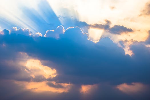 在一个充满活力的日落时分，戏剧性的天空与阳光穿透云层