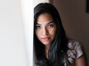 一位黑发年轻女子看着相机的特写照片