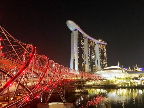 晚上新加坡滨海湾金沙大厦的照片