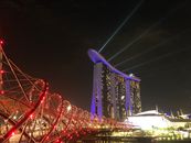 滨海湾金沙和新加坡螺旋桥的夜景精美绝伦，令人惊叹