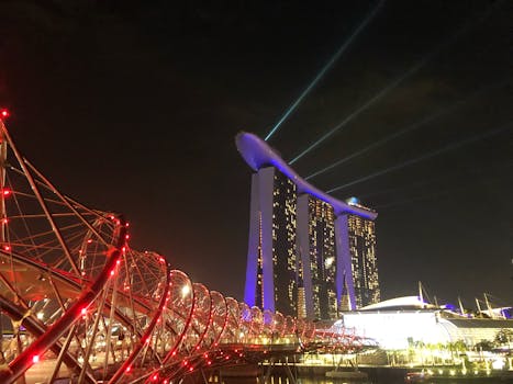 滨海湾金沙和新加坡螺旋桥的夜景精美绝伦，令人惊叹