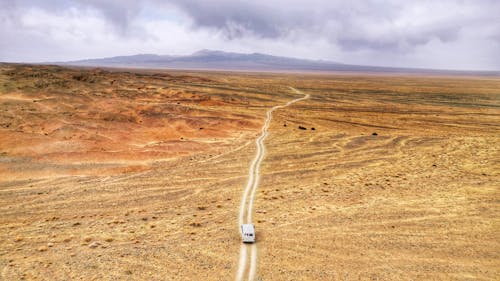 Witte Bestelwagen Op Woestijn