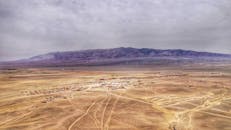 从空中俯瞰乌尔贡，巴彦洪戈尔的干旱景观与蒙古的遥远山脉尽收眼底