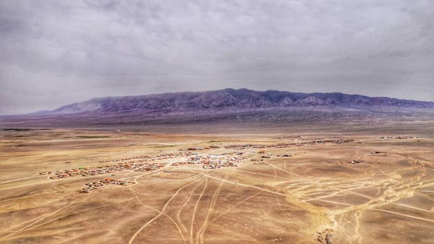 从空中俯瞰乌尔贡，巴彦洪戈尔的干旱景观与蒙古的遥远山脉尽收眼底