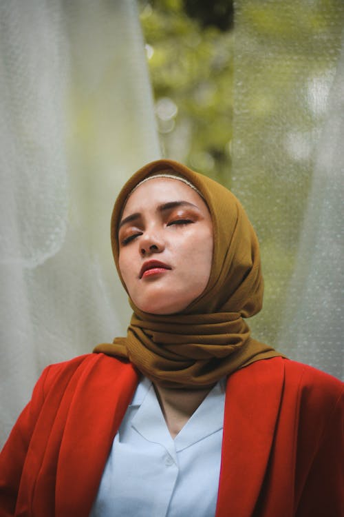 Free Woman Wearing Brown Hijab Scarf Stock Photo
