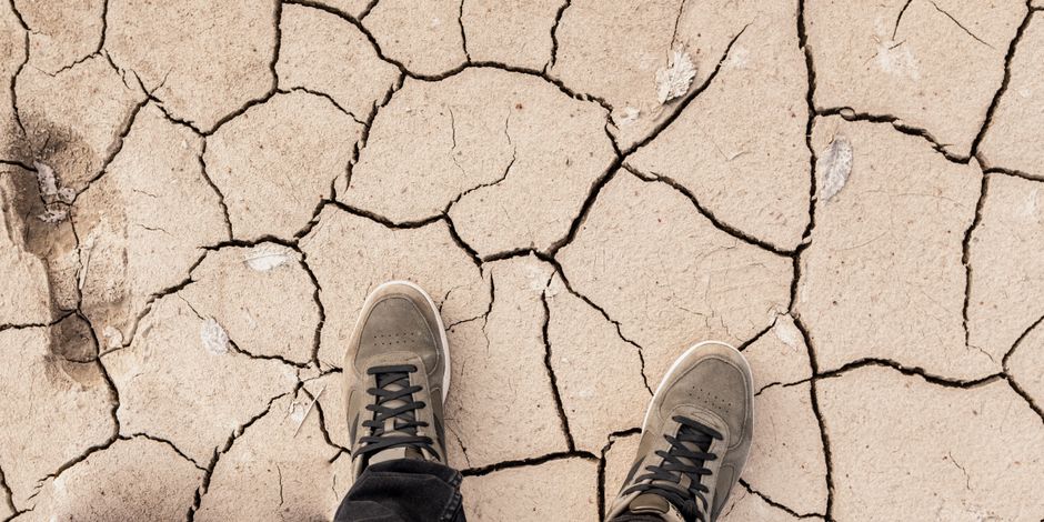 Application d'une huile naturelle sur les pieds secs pour l'hydratation