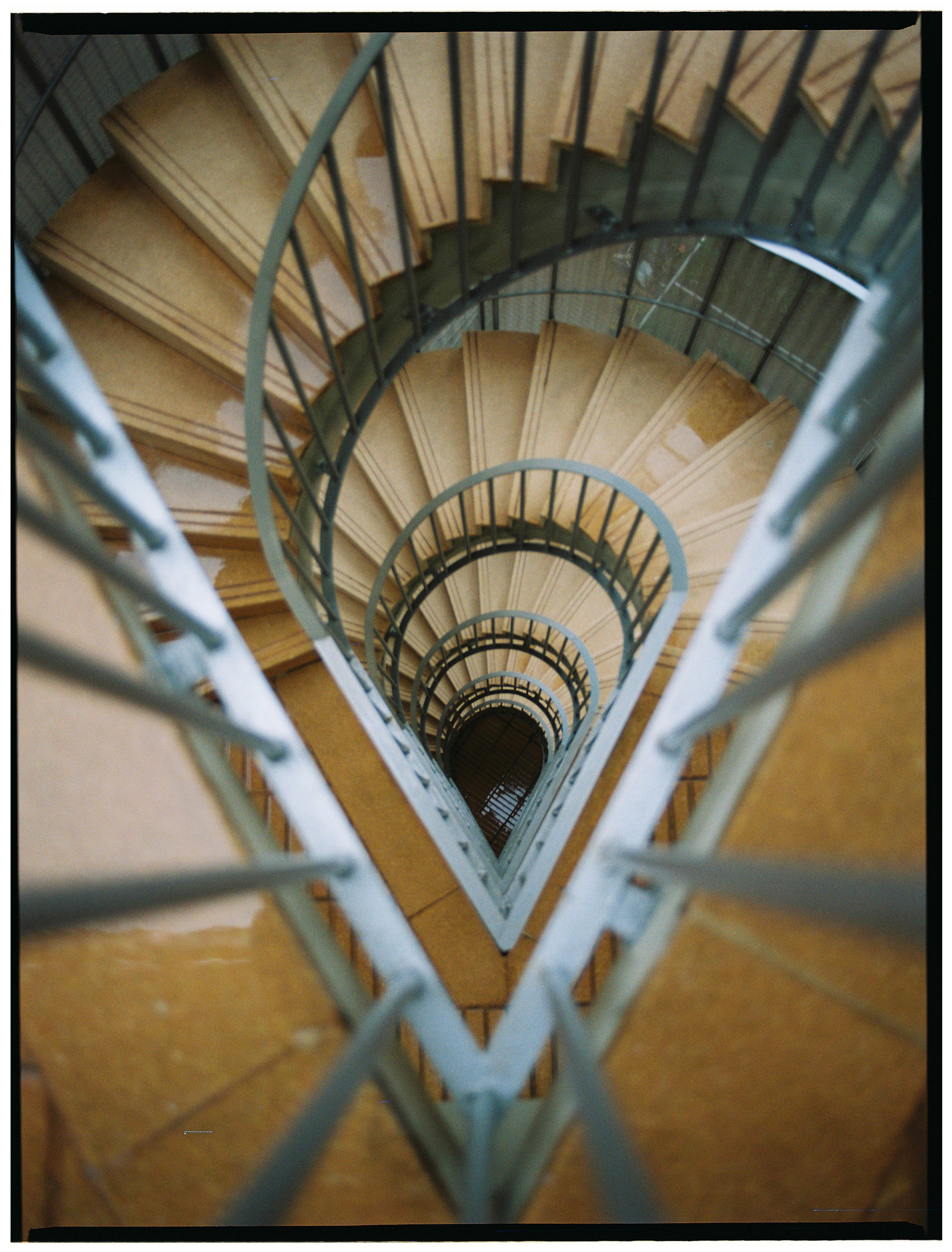 Vista En ángulo Alto De Una Escalera De Caracol · Foto de stock gratuita