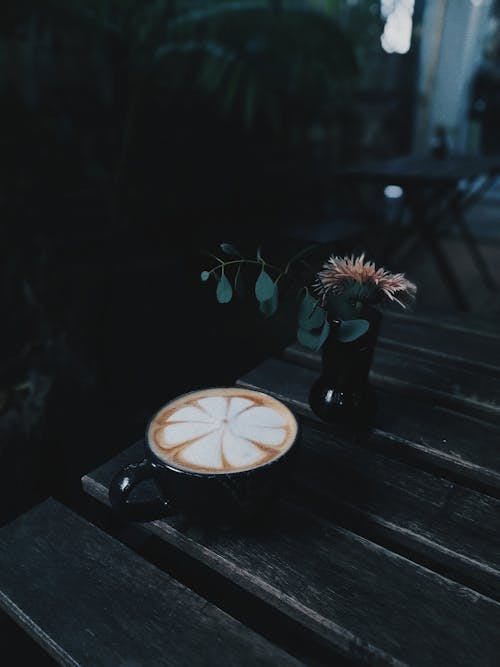 Caneca De Cerâmica Preta Com Café Com Leite
