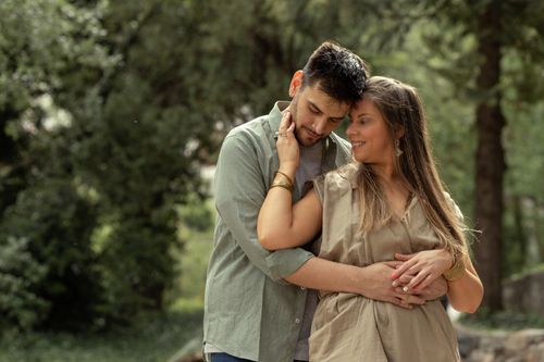 Free Affectionate couple embracing in a serene park setting in Mendoza, Argentina. Stock Photo