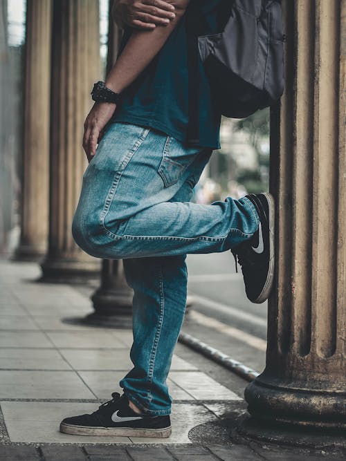 Foto profissional grátis de jeans, meio corpo, sapatos pretos