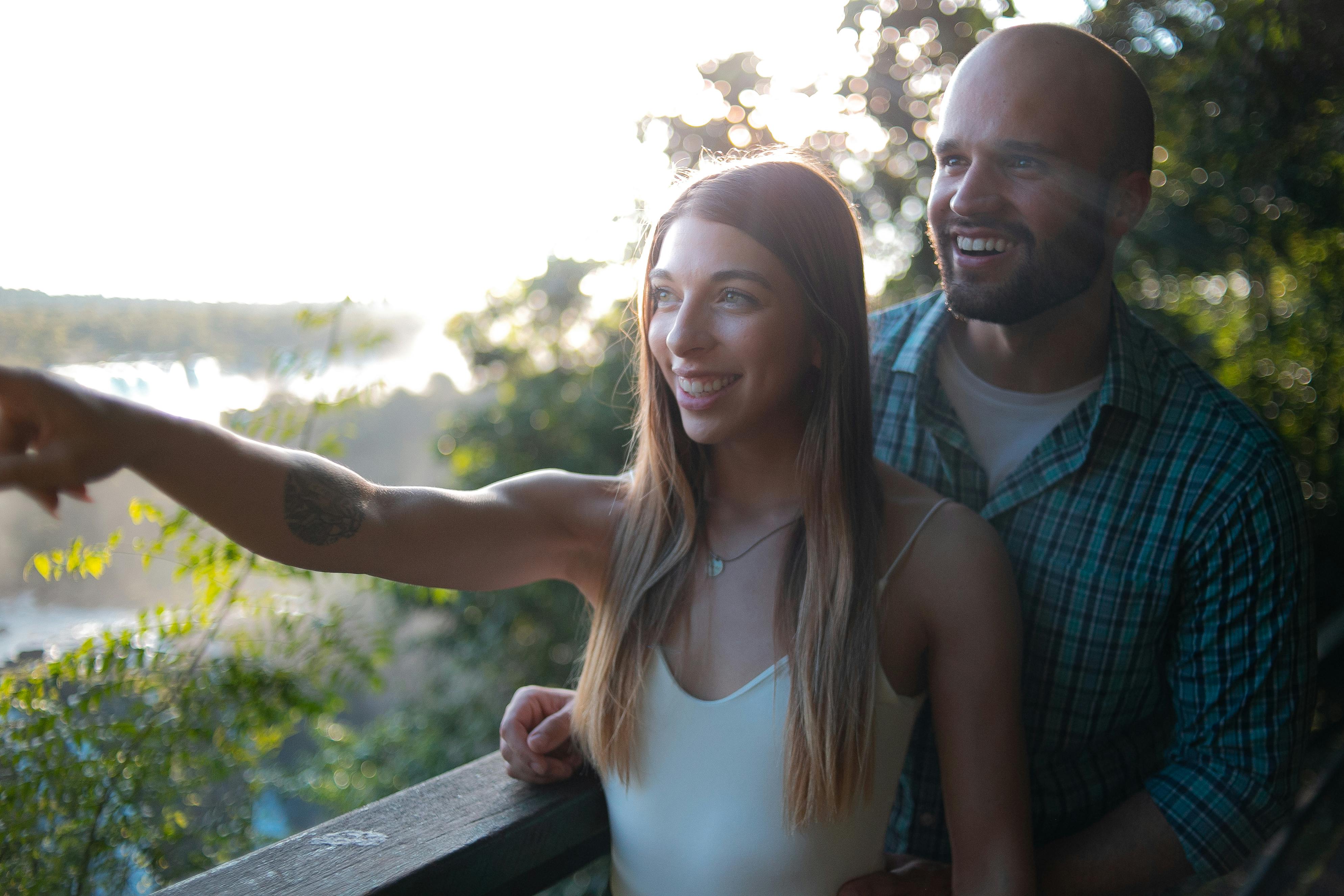 一对快乐的夫妇欣赏着户外阳光明媚的美景，洋溢着幸福与团结