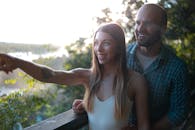 一对快乐的夫妇欣赏着户外阳光明媚的美景，洋溢着幸福与团结