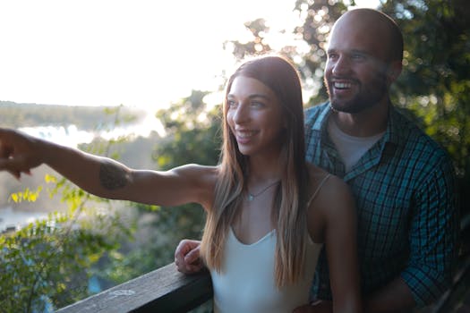 一对快乐的夫妇欣赏着户外阳光明媚的美景，洋溢着幸福与团结