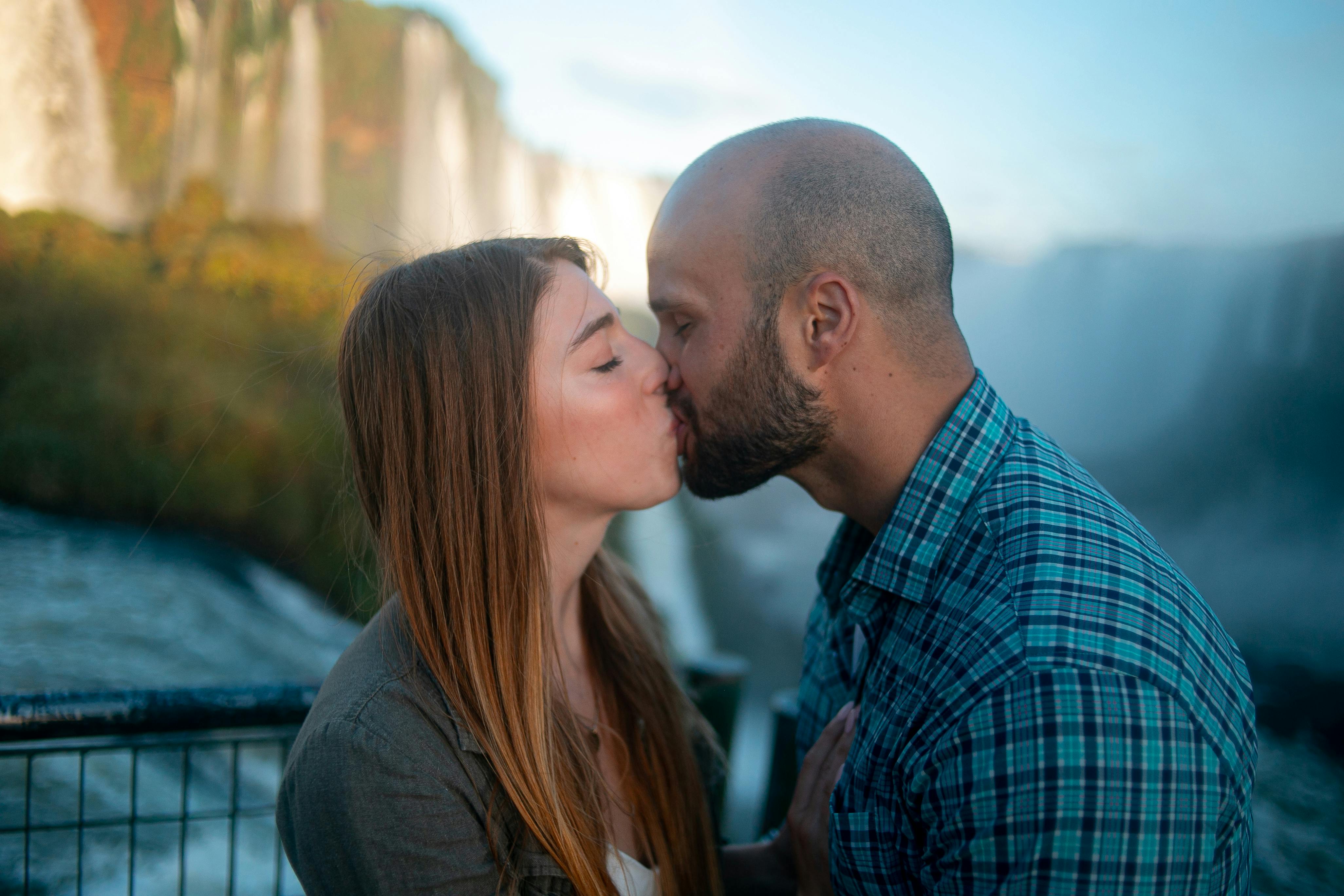 Who falls in love faster a man or a woman?