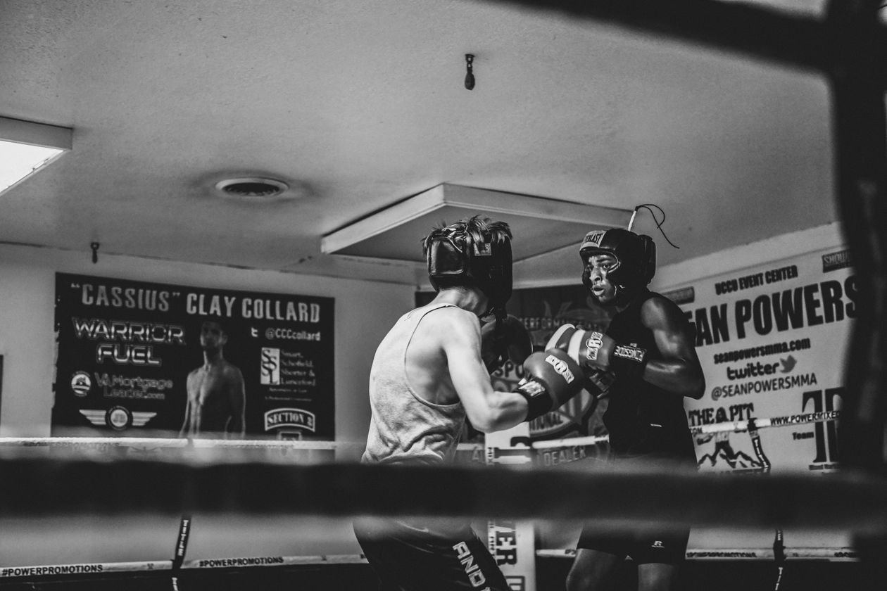 Dos boxeadores entrenando un intercambio en blanco y negro.
