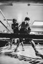 健身房内两名拳击手激烈搏斗的黑白镜头