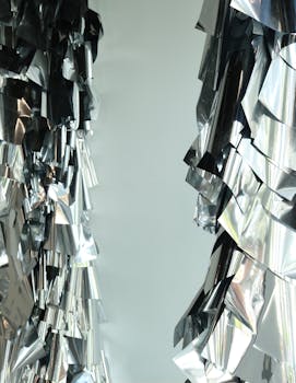 金属银箔呈现出迷人的抽象纹理，表面闪亮且带有反射效果