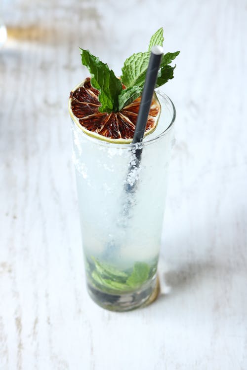 Напиток в стакане с зеленым листом
