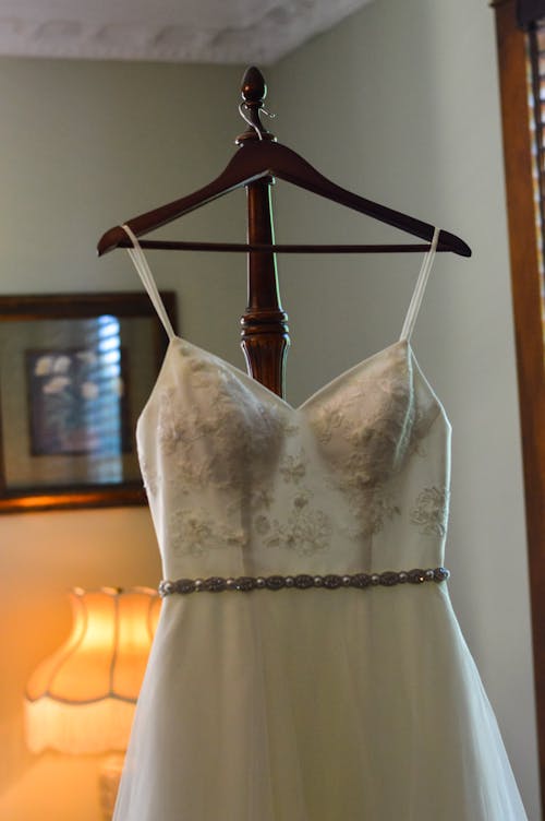 ウェディングドレス, ドレスぶら下げ, ブライダルの無料の写真素材