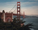 日出时旧金山湾金门大桥的风景