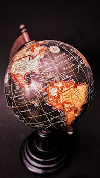 在黑暗背景下，一个老式地球仪的特写展示了美洲