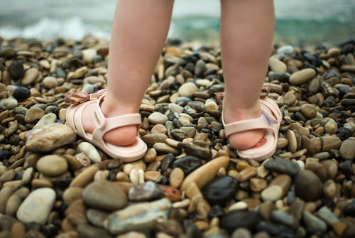 Photos gratuites de bord de mer, pieds de bébé