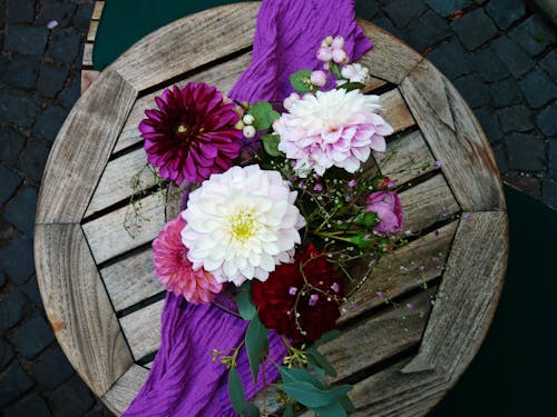 桌上的白色，粉色和紫色的花朵