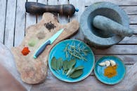 这是一个乡村风格的设施，用于在木桌上摆放香草、香料、大蒜和厨房工具