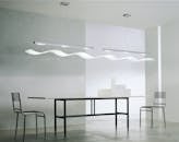 这间现代简约风格的房间，配有时尚家具、现代照明和干净的设计