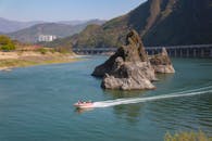 乘船飞越崎岖的岩石与山脉，探索这片宁静的河流景观