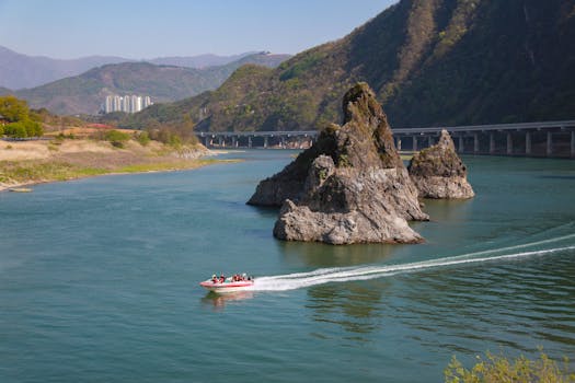 乘船飞越崎岖的岩石与山脉，探索这片宁静的河流景观