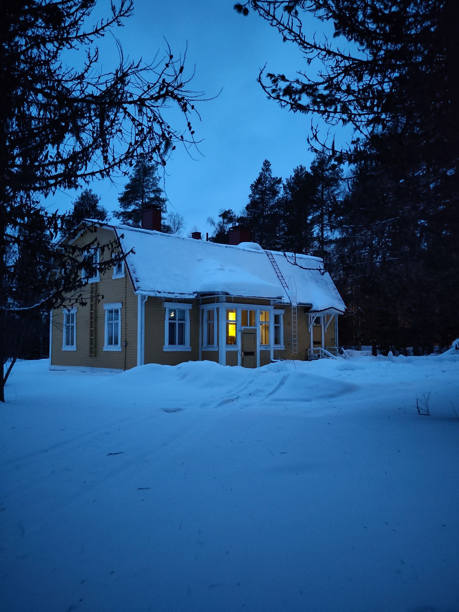 Cozy lakeside cabin in Finland
