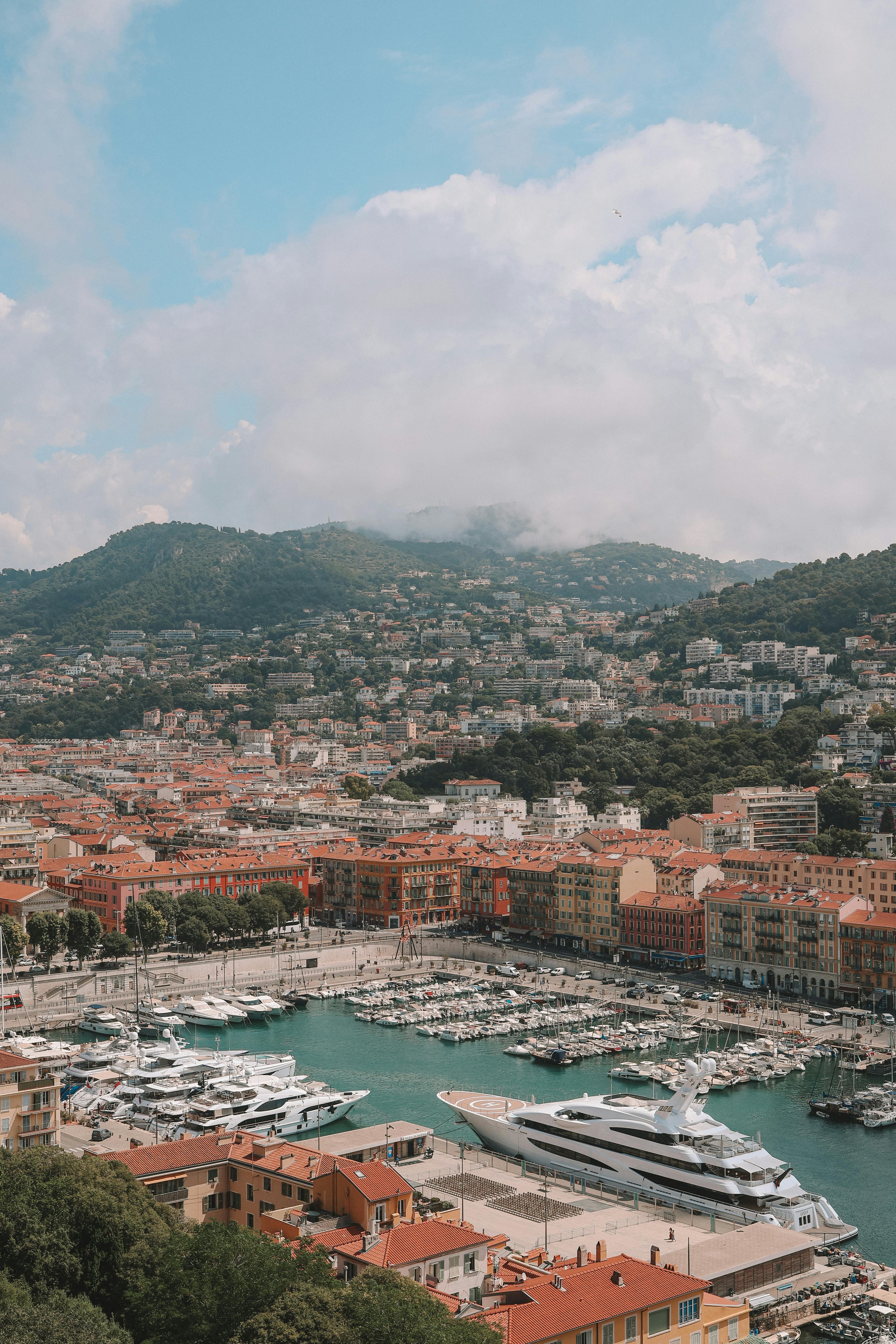 ヴィンテージ風, ウォーターフロント, エレガントなヨット, コートダジュール, シティ, スカイライン, ドック, ドローン写真, ナイス