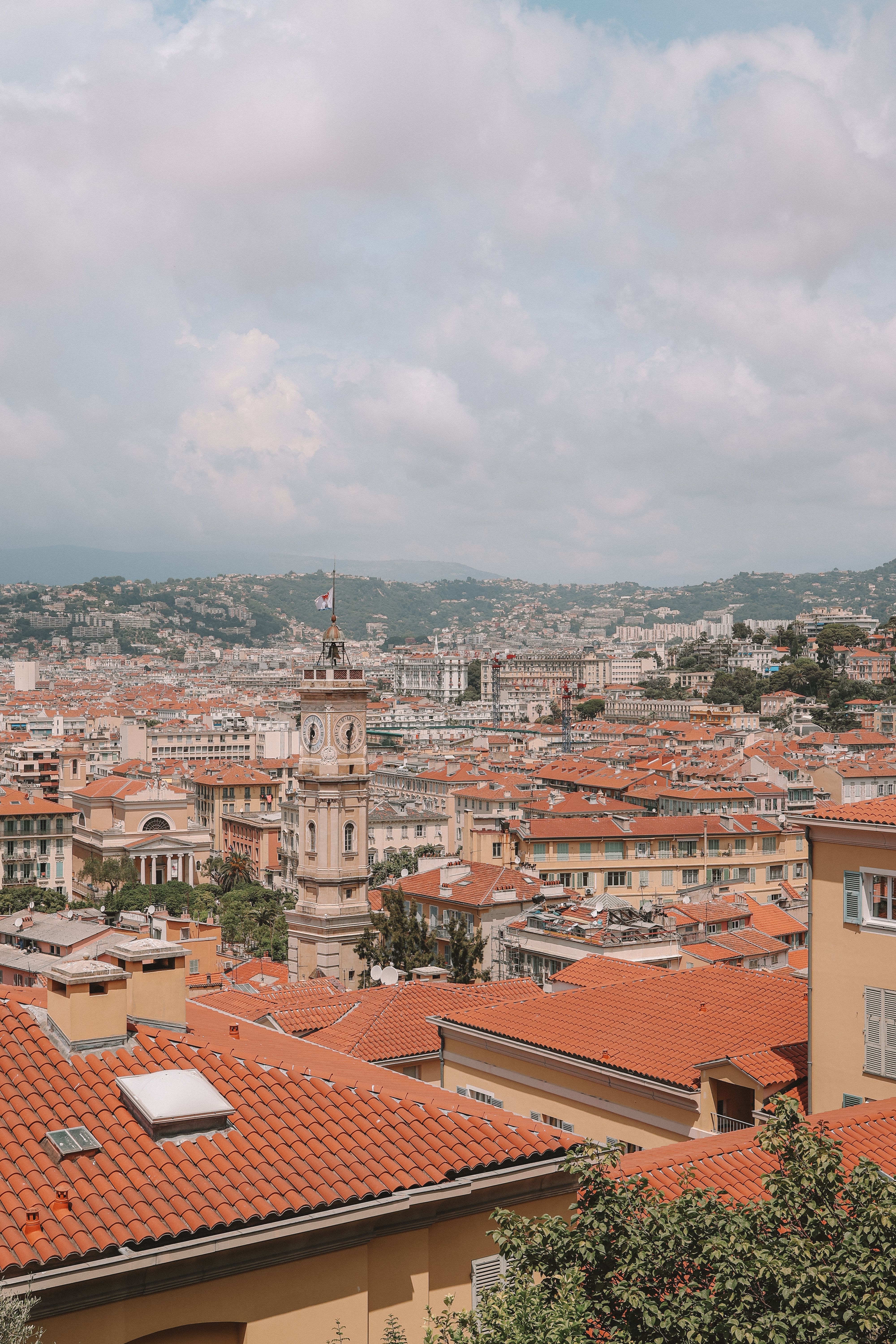 Vue panoramique de la baie de Nice depuis la colline du château avec toits rouges et promenade des Anglais