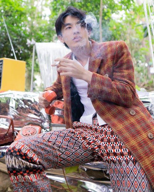 Foto Orang Yang Merokok Rokok