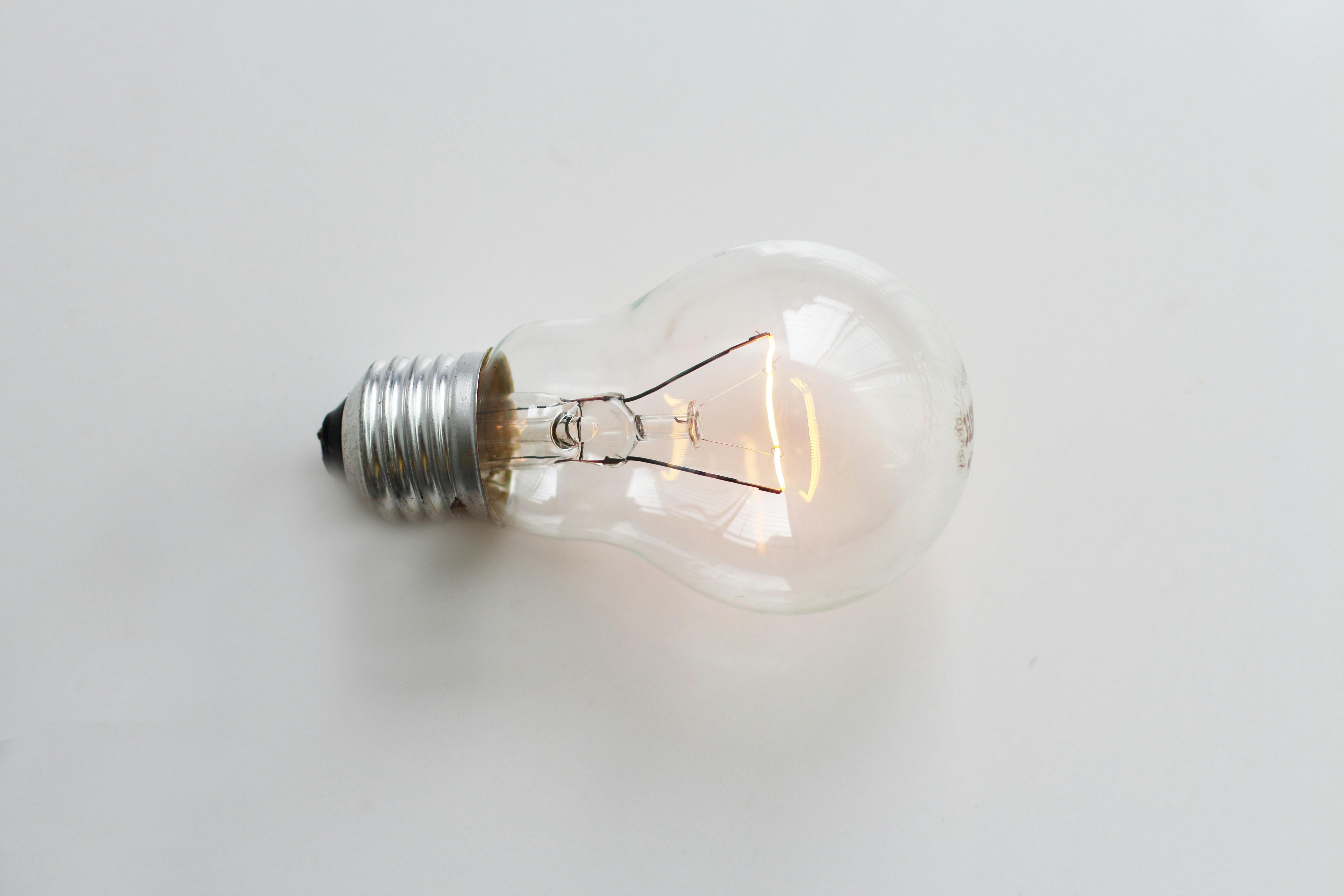 Ampoule Allumée Sans Électricité Banque D'Images et Photos Libres De  Droits. Image 16821571