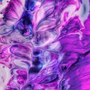 这幅生动的抽象艺术品以大胆的紫色和粉红色漩涡为特色，营造出充满活力的视觉感受