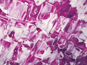 动态抽象艺术品采用粉红色和白色丙烯酸，并带有大胆的纹理