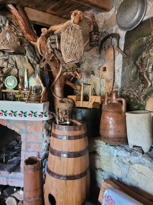 Free Captivating rustic kitchen with antique and vintage elements, showcasing traditional craftsmanship. Stock Photo