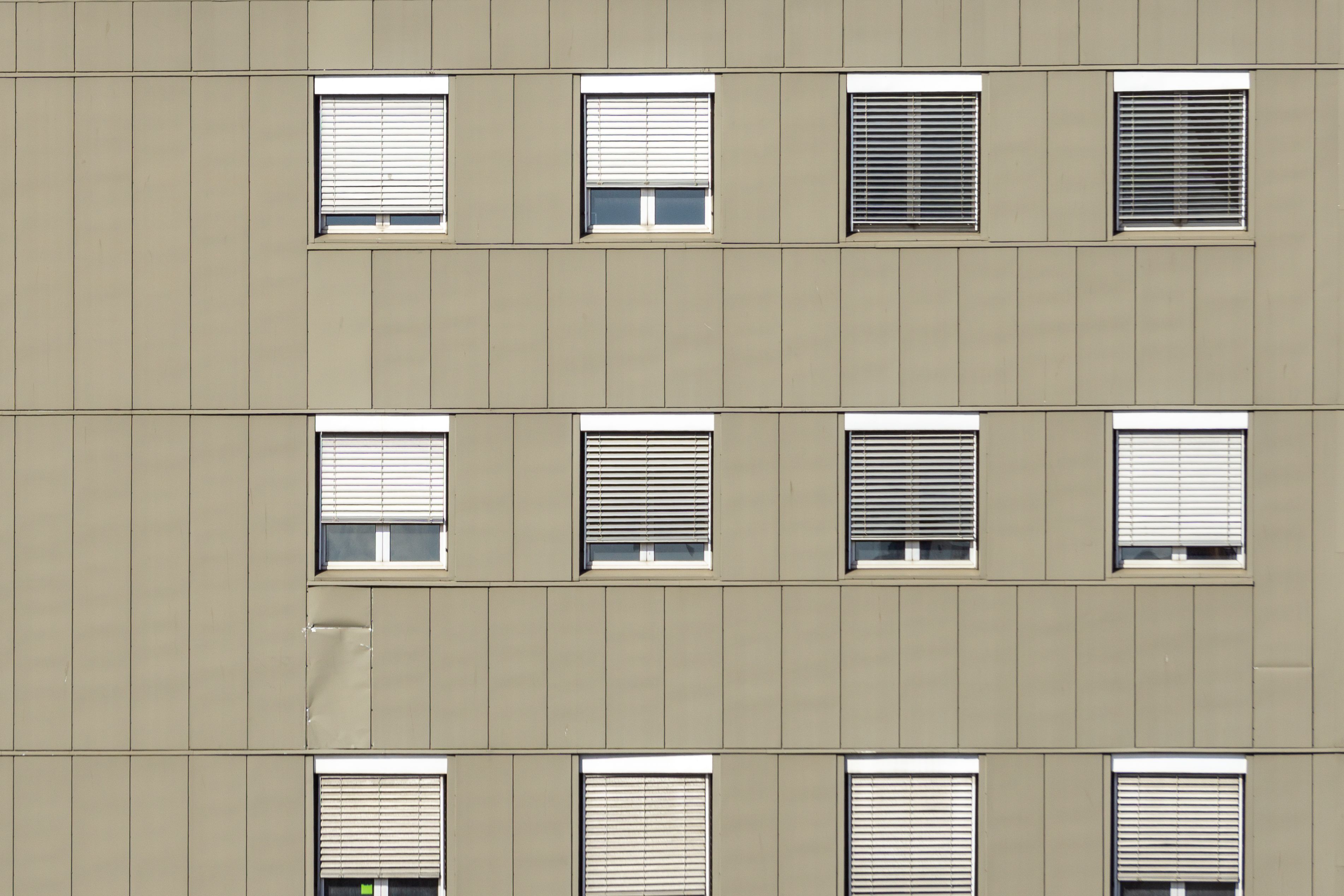 Modernes Gebäude mit Rollläden