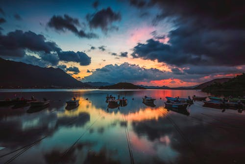 Foto d'estoc gratuïta de aigües tranquil·les, alba, barques