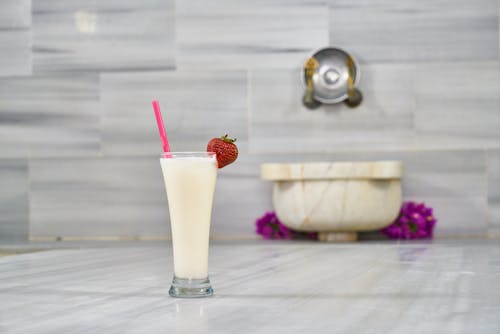 бесплатная Выборочная фокусировка фото молочного коктейля Стоковое фото
