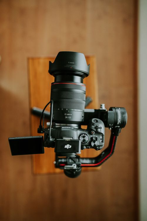 Free High-angle view of a camera on a gimbal, showcasing modern photography equipment. Stock Photo