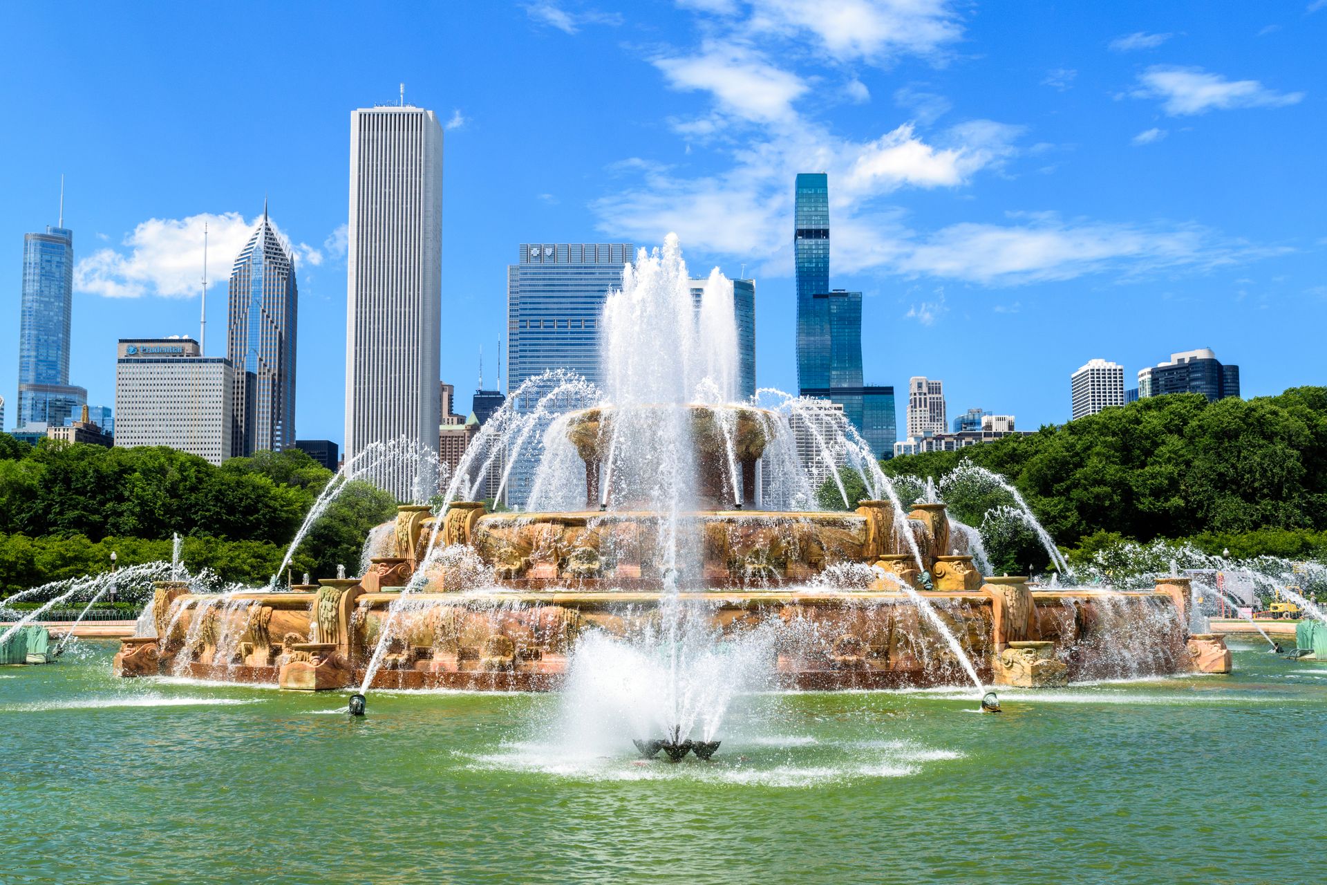 Buckingham Fountain in Grant Park with the Chicago skyline in the background
