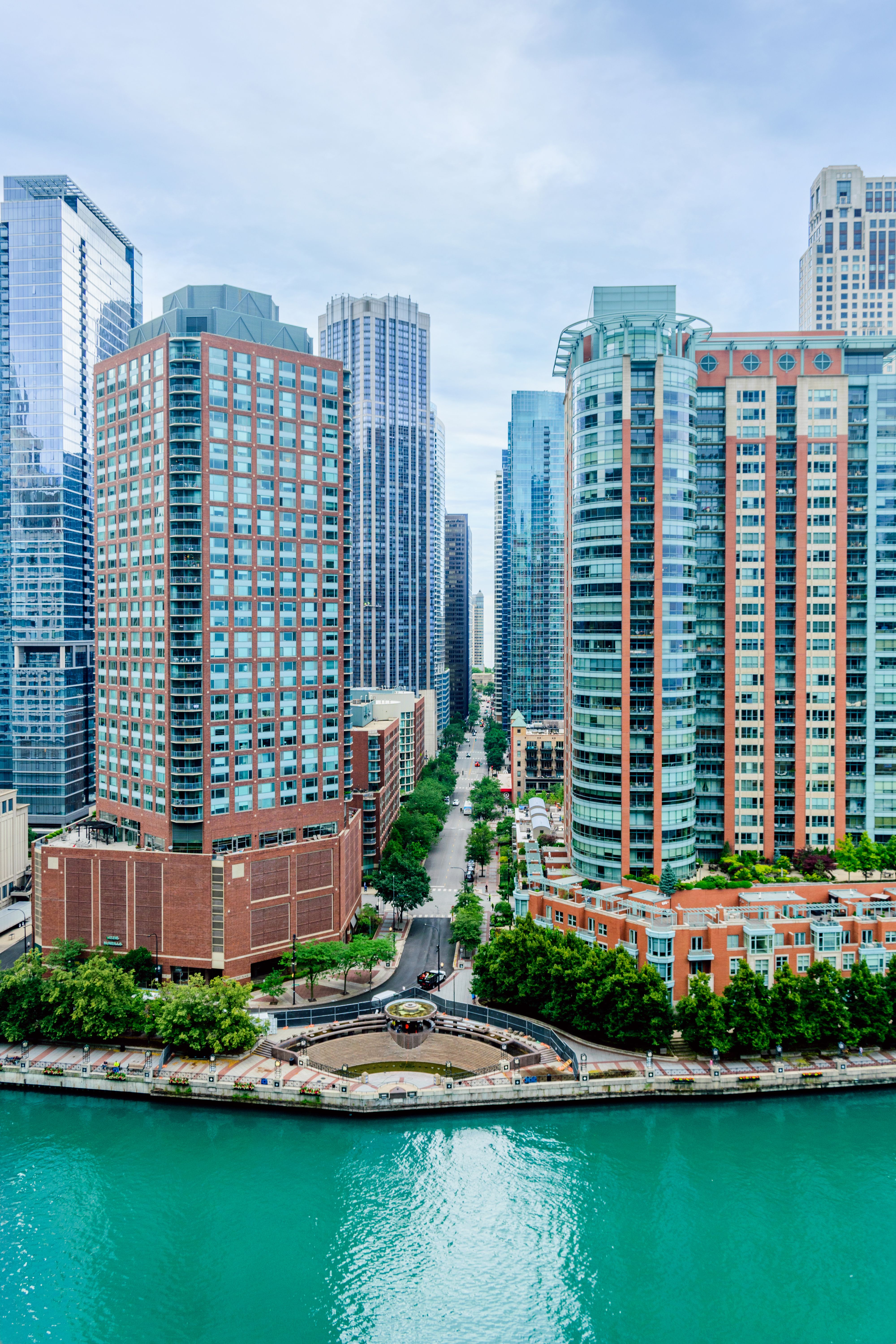 Blocks of Flats by River in Chicago · Free Stock Photo