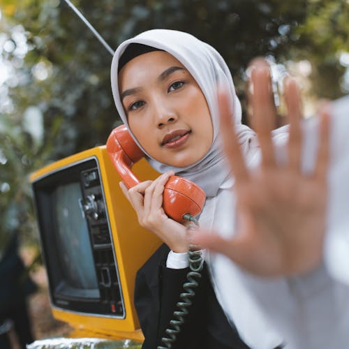 Foto Selettiva Della Donna Che Tiene Telefono