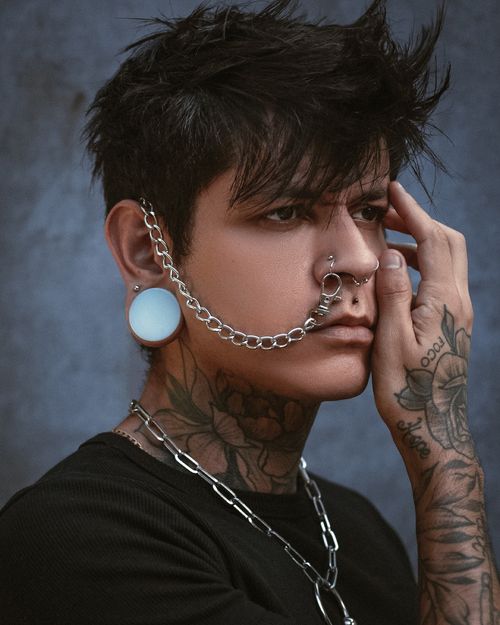 Cliente com piercings no nariz e orelha — trabalho profissional