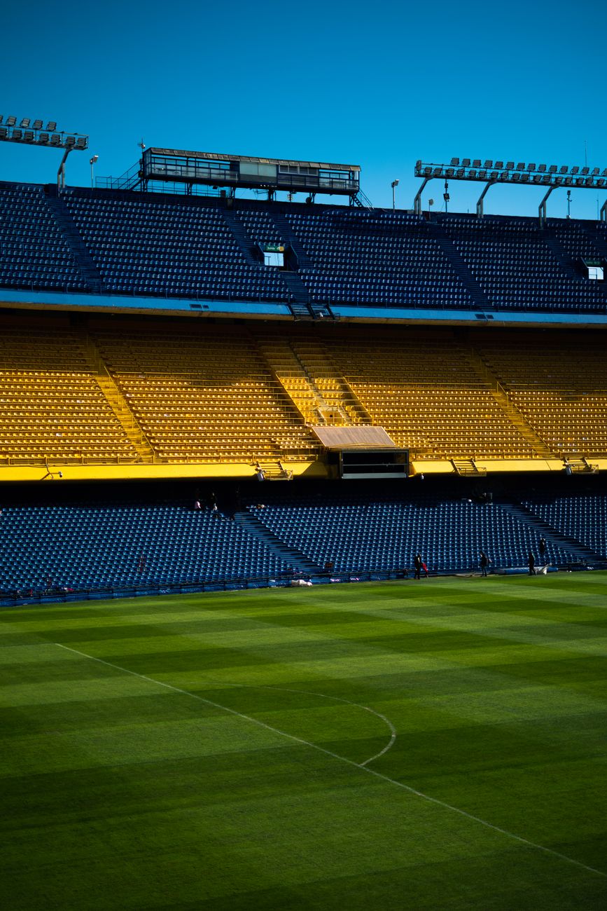 Verticale opname van de lege tribunes en het voetbalveld van het La Bombonera stadion in Buenos Aires.